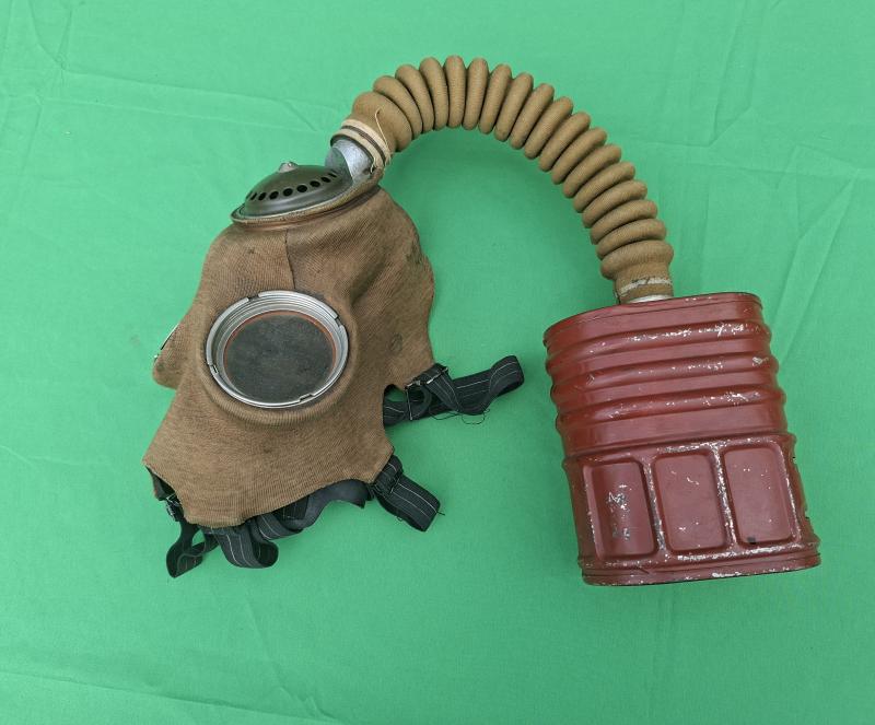 1939 DATED BRITISH EARLY WAR GAS MASK.