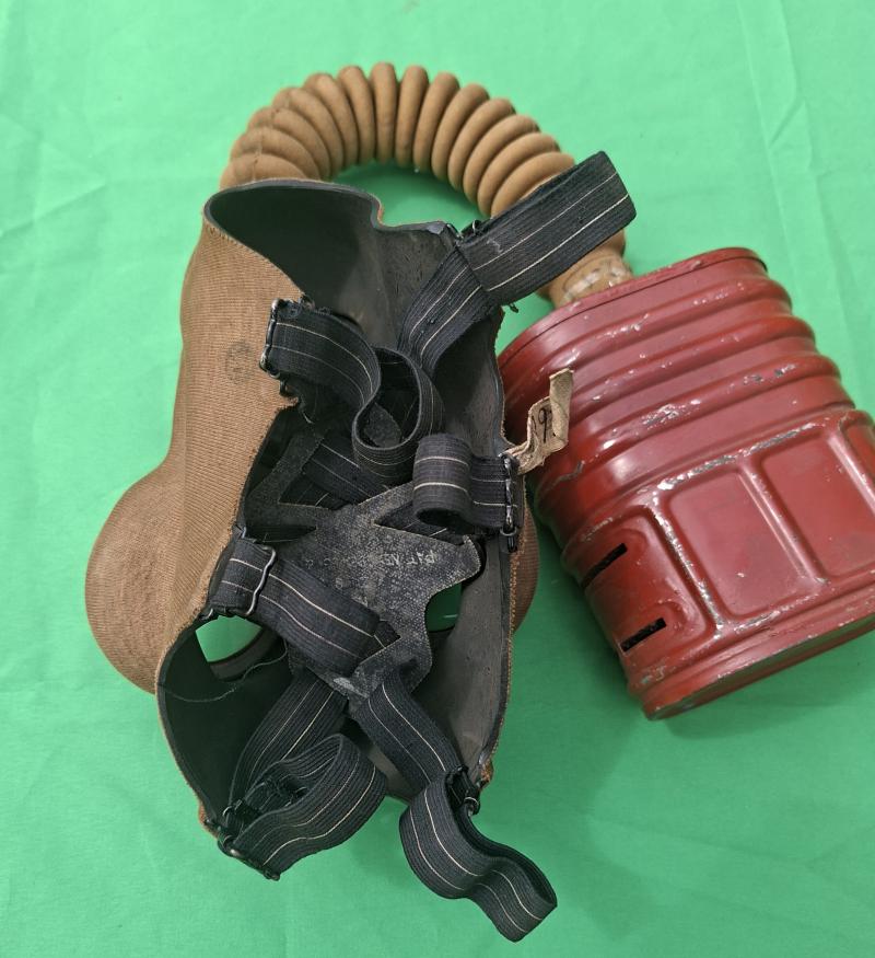 1939 DATED BRITISH EARLY WAR GAS MASK.