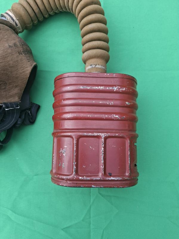 1939 DATED BRITISH EARLY WAR GAS MASK.
